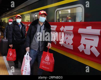 200226 -- PEKING, 26. Februar 2020 -- Wanderarbeiter kommen am Beijing West Railway Station in Peking, Hauptstadt von China, am 26. Februar 2020 an. Ein Sonderzug, der 470 Wanderarbeitnehmer von Chongqing nach Peking transportierte, war angekommen. CHINA-PEKING-WANDERARBEITNEHMER-RÜCKKEHR ZUR ARBEIT CN ZHANGXCHENLIN PUBLICATIONXNOTXINXCHN Stockfoto