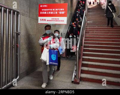 200226 -- PEKING, 26. Februar 2020 -- Wanderarbeiter kommen am Beijing West Railway Station in Peking, Hauptstadt von China, am 26. Februar 2020 an. Ein Sonderzug, der 470 Wanderarbeitnehmer von Chongqing nach Peking transportierte, war angekommen. CHINA-PEKING-WANDERARBEITNEHMER-RÜCKKEHR ZUR ARBEIT CN ZHANGXCHENLIN PUBLICATIONXNOTXINXCHN Stockfoto