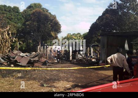 200226 -- KOTA KINABALU, 26. Februar 2020 Xinhua -- Foto veröffentlicht von Sabah Feuerwehr zeigt Feuerwehrleute, die am Tatort arbeiten, nachdem ein Feuer ein Haus in Bandau, Sabah, Malaysia, am 26. Februar 2020 umschlossen hatte. Ein Feuer umfasste ein Haus in Bandau, wobei sieben Tote und zwei Verletzte übrig blieben, so die Sabah-Feuerwehr. Xinhua MALAYSIA-KOTA KINABALU-FIRE PUBLICATIONxNOTxINxCHN Stockfoto