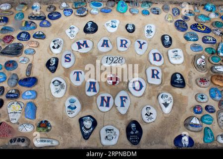 Das Mary Stanford Lifeboat Pebble Memorial vor dem Lifeboat House in Rye Harbour Sussex, England Stockfoto