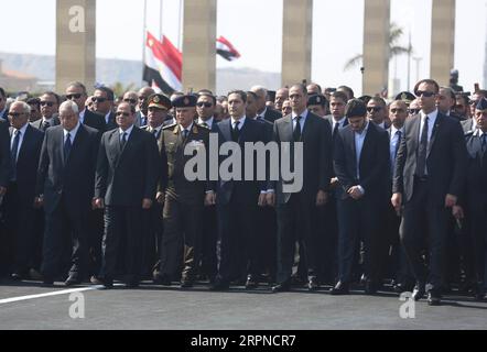 200226 -- KAIRO, 26. Februar 2020 Xinhua -- ägyptischer Präsident Abdel-Fattah al-Sisi Front, 3. L, nimmt an der militärischen Beerdigung des ehemaligen ägyptischen Präsidenten Hosni Mubarak in Kairo, Ägypten, 26. Februar 2020 Teil. Ägypten hielt am Mittwoch eine militärische Beerdigung für den ehemaligen Präsidenten des Landes, Hosni Mubarak, ab, der am Dienstag im Alter von 91 Jahren starb. Foto von Ahmed Alaa/Xinhua EGYPT-CAIRO-HOSNI MUBARAK-FUNERAL PUBLICATIONxNOTxINxCHN Stockfoto