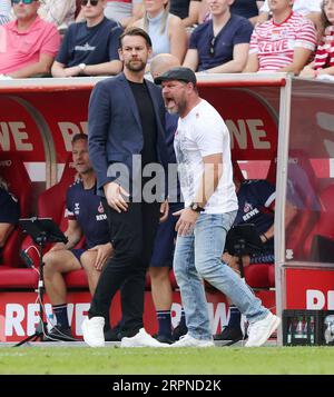 firo: 26.08.2023, Fußball, 1. Liga, 1. Bundesliga, Saison 2023/2024, FC Köln Köln - VfL Wolfsburg FC-Trainer Steffen Baumgart, Geste, Geste, FC Thomas Kessler, Sportdirektor der lizenzierten Spielerabteilung, Stockfoto