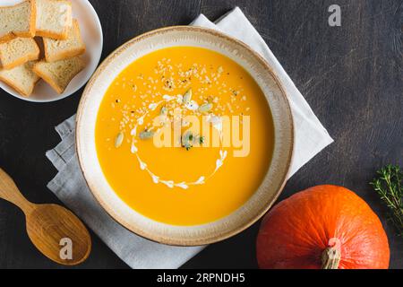 Geröstete Kürbis- und Karottensuppe mit Kürbis- und Hanfsamen. Traditionelle Kürbissuppe mit cremiger, seidiger Konsistenz Stockfoto