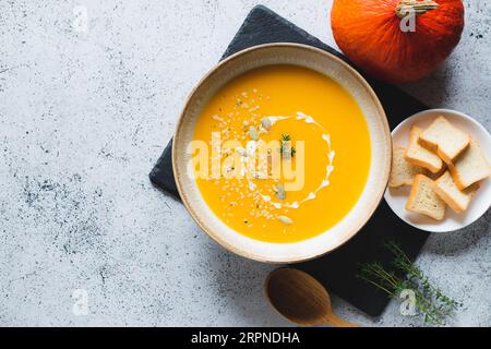 Geröstete Kürbis- und Karottensuppe mit Kürbis- und Hanfsamen. Traditionelle Kürbissuppe mit cremiger, seidiger Konsistenz Stockfoto