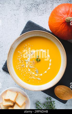 Geröstete Kürbis- und Karottensuppe mit Kürbis- und Hanfsamen. Traditionelle Kürbissuppe mit cremiger, seidiger Konsistenz Stockfoto