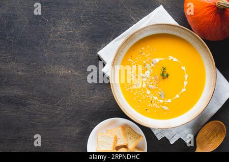 Geröstete Kürbis- und Karottensuppe mit Kürbis- und Hanfsamen. Traditionelle Kürbissuppe mit cremiger, seidiger Konsistenz Stockfoto