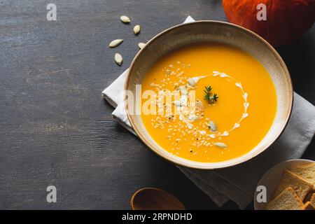 Geröstete Kürbis- und Karottensuppe mit Kürbis- und Hanfsamen. Traditionelle Kürbissuppe mit cremiger, seidiger Konsistenz Stockfoto