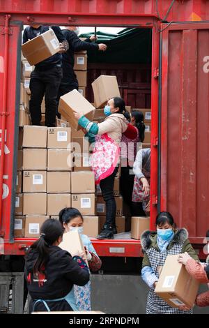 200227 -- PEKING, 27. Februar 2020 -- Arbeiter transportieren Schuhe in einer Armutsbekämpfungswerkstatt eines Unternehmens im Wuxi County der südwestchinesischen Gemeinde Chongqing, 22. Februar 2020. Xinhua Schlagzeilen: China will die Auswirkungen der Epidemie auf die Armutsbekämpfung abmildern HuangxWei PUBLICATIONxNOTxINxCHN Stockfoto