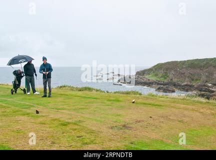 2 Golfspieler auf dem T-Stück im Strathlene Buckie Links Golf Club Portessie Scotland Stockfoto