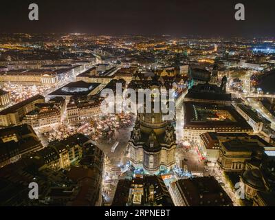 Dresdens Altstadt zu Weihnachten. Trotz der Tatsache, dass die wichtigsten Sehenswürdigkeiten aufgrund von Energiesparmaßnahmen nicht beleuchtet werden, glänzt die Altstadt Stockfoto