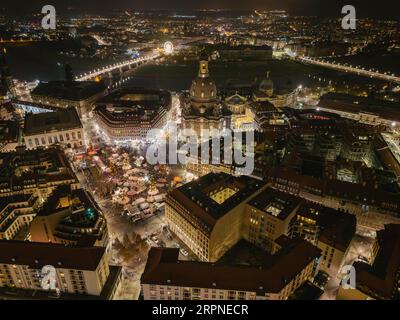 Dresdens Altstadt zu Weihnachten. Trotz der Tatsache, dass die wichtigsten Sehenswürdigkeiten aufgrund von Energiesparmaßnahmen nicht beleuchtet werden, glänzt die Altstadt Stockfoto