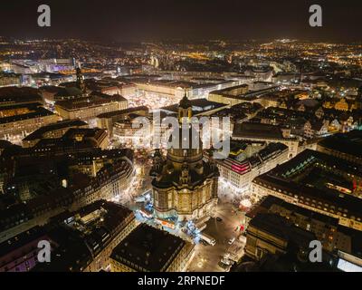 Dresdens Altstadt zu Weihnachten. Trotz der Tatsache, dass die wichtigsten Sehenswürdigkeiten aufgrund von Energiesparmaßnahmen nicht beleuchtet werden, glänzt die Altstadt Stockfoto