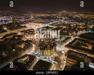 Dresdens Altstadt zu Weihnachten. Trotz der Tatsache, dass die wichtigsten Sehenswürdigkeiten aufgrund von Energiesparmaßnahmen nicht beleuchtet werden, glänzt die Altstadt Stockfoto