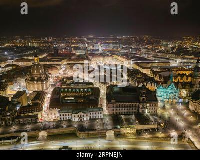 Dresdens Altstadt zu Weihnachten. Trotz der Tatsache, dass die wichtigsten Sehenswürdigkeiten aufgrund von Energiesparmaßnahmen nicht beleuchtet werden, glänzt die Altstadt Stockfoto