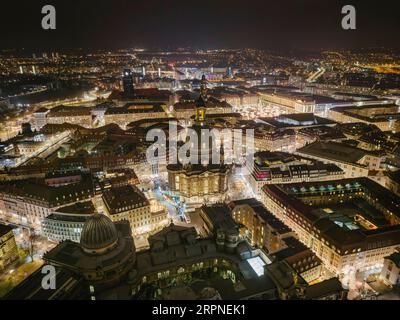 Dresdens Altstadt zu Weihnachten. Trotz der Tatsache, dass die wichtigsten Sehenswürdigkeiten aufgrund von Energiesparmaßnahmen nicht beleuchtet werden, glänzt die Altstadt Stockfoto