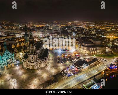 Dresdens Altstadt zu Weihnachten. Trotz der Tatsache, dass die wichtigsten Sehenswürdigkeiten aufgrund von Energiesparmaßnahmen nicht beleuchtet werden, ist die Altstadt sehr gut Stockfoto