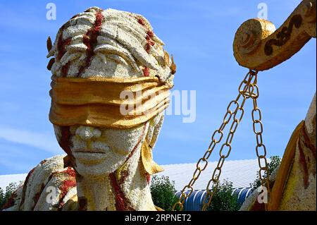 Lady Justice mit Augenbinde und Waage; einer der farbenfrohen Wagen der Zundert Flower Parade 2023 Stockfoto