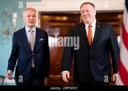 News Bilder des Tages 200227 -- WASHINGTON, 27. Februar 2020 -- US-Außenminister Mike Pompeo R trifft sich am 27. Februar 2020 mit dem finnischen Außenminister Pekka Haavisto im Außenministerium in Washington D.C., USA. Foto: /Xinhua U.S.-WASHINGTON D.C.-POMPEO-FINLAND-FM-MEETING TingxShen PUBLICATIONxNOTxINxCHN Stockfoto