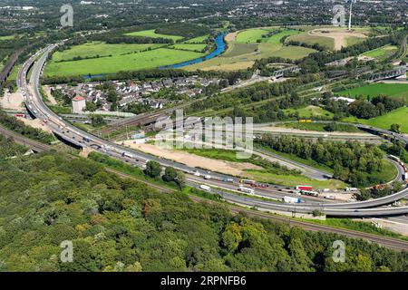 Duisburg, Deutschland. September 2023. Der Abriss einer Brücke auf der A3 (links im Bild) am Autobahnkreuz Kaiserberg wird zu massiven Verkehrsbeschränkungen auf Straßen und Eisenbahnen während der Herbstferien führen. Die Bahnstrecke unter der Brücke wird aus Sicherheitsgründen geschlossen. (Luftaufnahmen mit Drohne) Kredit: Christoph Reichwein/dpa/Alamy Live News Stockfoto