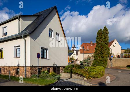 Großweitzschen ist eine Großgemeinde im Norden des Landkreises Mittelsachsen, Freistaat Sachsen. Wohngebäude Stockfoto