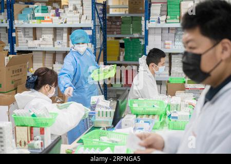 200228 -- WUHAN, 28. Februar 2020 -- Mitarbeiter der Apotheke geben Medikamente in der Apotheke Hankou in der Huangshi Road in Wuhan, Provinz Hubei in Zentralchina, 27. Februar 2020. Diese Filiale der Hankou Apotheke ist eine ausgewiesene Apotheke für Medikamente gegen chronische schwere Krankheiten. Die Mitarbeiter hier müssen oft vom frühen Morgen bis spät in die Nacht arbeiten, um die Nachfrage zu befriedigen, und geben durchschnittlich 1.000 Bestellungen aus, die 30.000 Packungen Arzneimittel pro Mitarbeiter pro Tag umfassen. CHINA-HUBEI-WUHAN-APOTHEKE CN CaixYang PUBLICATIONxNOTxINxCHN Stockfoto