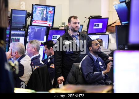 200228 -- NEW YORK, 28. Februar 2020 -- Händler arbeiten am 28. Februar 2020 an der New York Stock Exchange in New York, USA. Die US-Aktien endeten am Freitag gemischt. Der Dow fiel um 1,39 Prozent auf 25.409.36, der S&P 500 um 0,82 Prozent auf 2.954,22 und der Nasdaq um 0,01 Prozent auf 8.567,37. U.S.-NEW YORK-STOCKS WangxYing PUBLICATIONxNOTxINxCHN Stockfoto