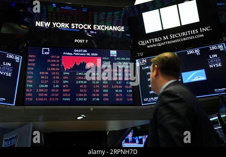 200228 -- NEW YORK, 28. Februar 2020 -- elektronische Bildschirme zeigen die Handelsdaten an der New York Stock Exchange in New York, USA, am 28. Februar 2020. Die US-Aktien endeten am Freitag gemischt. Der Dow fiel um 1,39 Prozent auf 25.409.36, der S&P 500 um 0,82 Prozent auf 2.954,22 und der Nasdaq um 0,01 Prozent auf 8.567,37. U.S.-NEW YORK-STOCKS WangxYing PUBLICATIONxNOTxINxCHN Stockfoto