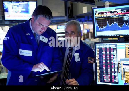 200228 -- NEW YORK, 28. Februar 2020 -- Händler arbeiten am 28. Februar 2020 an der New York Stock Exchange in New York, USA. Die US-Aktien endeten am Freitag gemischt. Der Dow fiel um 1,39 Prozent auf 25.409.36, der S&P 500 um 0,82 Prozent auf 2.954,22 und der Nasdaq um 0,01 Prozent auf 8.567,37. U.S.-NEW YORK-STOCKS WangxYing PUBLICATIONxNOTxINxCHN Stockfoto