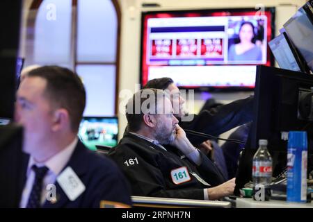 200228 -- NEW YORK, 28. Februar 2020 -- Händler arbeiten am 28. Februar 2020 an der New York Stock Exchange in New York, USA. Die US-Aktien endeten am Freitag gemischt. Der Dow fiel um 1,39 Prozent auf 25.409.36, der S&P 500 um 0,82 Prozent auf 2.954,22 und der Nasdaq um 0,01 Prozent auf 8.567,37. U.S.-NEW YORK-STOCKS WangxYing PUBLICATIONxNOTxINxCHN Stockfoto