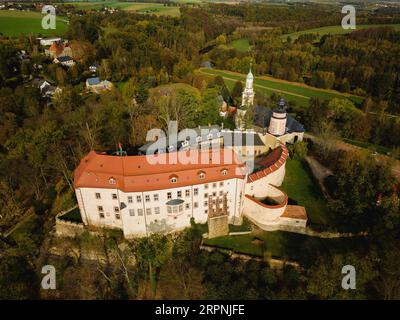 Die Burg Wolkenburg ist eine Burg oberhalb der Zwickauer Mulde im Stadtteil Wolkenburg-Kaufungen in der Stadt Wolkenburg Stockfoto