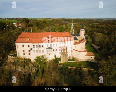 Die Burg Wolkenburg ist eine Burg oberhalb der Zwickauer Mulde im Stadtteil Wolkenburg-Kaufungen in der Stadt Wolkenburg Stockfoto