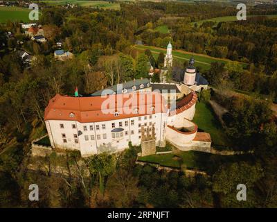 Die Burg Wolkenburg ist eine Burg oberhalb der Zwickauer Mulde im Stadtteil Wolkenburg-Kaufungen in der Stadt Wolkenburg Stockfoto