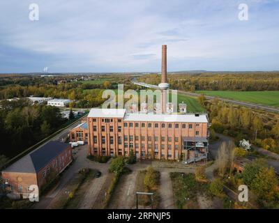 Die Brikettfabrik ist ein Stück der Industriegeschichte der Region. Kohle aus dem Tagebau in Wyhra wurde hier früher zu Briketts verarbeitet. Stockfoto