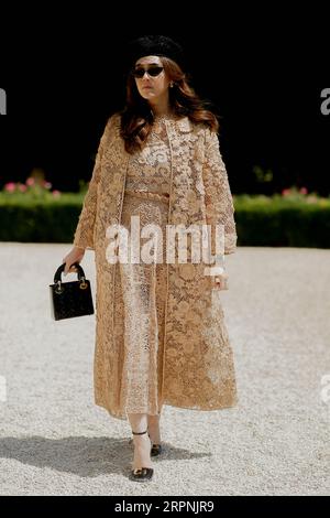 Street Style, Araya Alberta Hargate Ankunft bei der Haute Couture Show in Dior Herbst-Winter 2023-2024, die am 3. Juli 2023 im Musee Rodin in Paris stattfindet. Foto von Marie-Paola Bertrand-Hillion/ABACAPRESS.COM Credit: Abaca Press/Alamy Live News Stockfoto