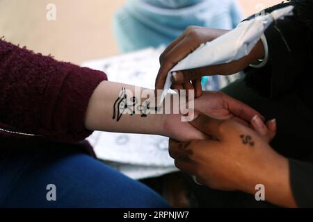 200301 -- ASSUAN, 1. März 2020 -- eine Künstlerin zeichnet Henna-Tattoos auf das Handgelenk einer Frau in Assuan, Ägypten, 12. Februar 2020. In nubischen Dörfern in der oberägyptischen Provinz Assuan am Nil, es ist üblich, eine einheimische oder ausländische Touristin vor einer nubischen Henna-Künstlerin auf einem Bürgersteig an einem bunten Basar oder in einem Café sitzen zu sehen, um sich ein Henna-Tattoo auf ihre Hand ziehen zu lassen. ZU DIESEM Feature: Nubische Hennatatatattoos locken einheimische, ausländische Touristen in OBERÄGYPTEN ASSUAN Dorf ÄGYPTEN-ASSUAN-NUBISCHE HENNATATTOOS AhmedxGomaa PUBLICATIONxNOTxINxCHN Stockfoto