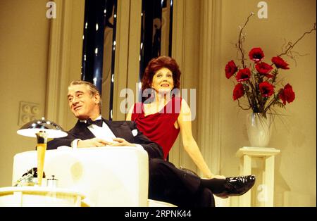 Keith Baxter (Robert Caplan), Gayle Hunnicutt (Freda Caplan) in DANGEROUS ECK von J B Priestley im Whitehall Theatre, London SW1 19/01/1995 A Chichester Festival Theatre Produktionsdesign: Simon Higlett Lighting: Bill Bray Regisseur: Keith Baxter Stockfoto