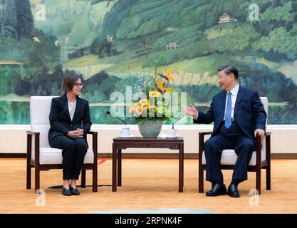 Peking, China. September 2023. Der chinesische Präsident Xi Jinping trifft sich mit der Präsidentin des Internationalen Komitees vom Roten Kreuz Mirjana Spoljaric Egger in der Großen Halle des Volkes in Peking, der Hauptstadt Chinas, am 5. September 2023. Quelle: Zhai Jianlan/Xinhua/Alamy Live News Stockfoto