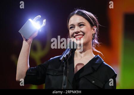 200301 -- BERLIN, 1. März 2020 -- Schauspielerin Paula Beer von Film Undine feiert nach Erhalt des Silbernen Bären für die beste Schauspielerin bei der Preisverleihung des 70. Internationalen Filmfestspiels in Berlin, Hauptstadt von Deutschland, am 29. Februar 2020. DEUTSCHLAND-BERLIN-BERLINALE 2020-PREISVERLEIHUNG ShanxYuqi PUBLICATIONxNOTxINxCHN Stockfoto