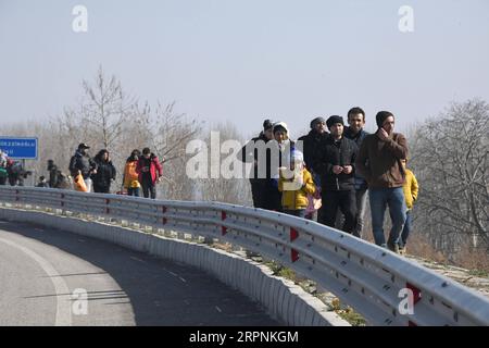 News Bilder des Tages 200301 -- EDIRNE, 1. März 2020 -- Flüchtlinge und Migranten gehen in der türkischen Provinz Edirne, 1. März 2020 zur Grenze zu Griechenland. Der türkische Präsident Recep Tayyip Erdogan sagte am Samstag, dass bisher über 18.000 irreguläre Migranten die griechische Grenze überschritten haben, nachdem die Türkei beschlossen hatte, ihre Grenztore für die Flüchtlinge zu öffnen. TÜRKEI-EDIRNE-MIGRANTINNEN XuxSuhui PUBLICATIONxNOTxINxCHN Stockfoto