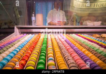 News Bilder des Tages 200301 -- TORONTO, 1. März 2020 -- französische Macarons werden während der 2020 Restaurants Canada Show in Toronto, Kanada, 1. März 2020 gesehen. Als größte Veranstaltung für Gastronomie und Gastgewerbe in Kanada startete diese jährliche dreitägige Veranstaltung am Sonntag hier mit den neuesten Innovationen in den Bereichen Lebensmittel, Getränke und Ausrüstung. Foto von /Xinhua CANADA-TORONTO-RESTAURANTS CANADA SHOW ZouxZheng PUBLICATIONxNOTxINxCHN Stockfoto