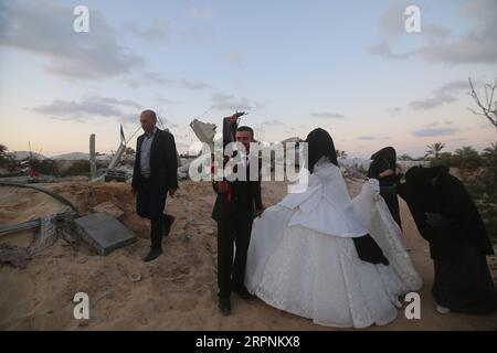 200301 -- GAZA, 1. März 2020 Xinhua -- der palästinensische Bräutigam Mohammed Zourab 2. L und seine Braut feiern ihre Hochzeit auf den Trümmern seines Hauses in der Stadt Khan Younis im südlichen Gazastreifen, 1. März 2020. Eine palästinensische Hochzeit fand über den Trümmern eines der Häuser statt, das vor drei Monaten von den israelischen Kampfflugzeugen zerstört wurde. ZUM Mitnehmen: Palästinensischer Bräutigam feiert Hochzeit auf Ruinen in Gaza Foto: Khaled Omar/Xinhua MIDEAST-GAZA-WEDDING-DESTROYED HOUSE PUBLICATIONxNOTxINxCHN Stockfoto