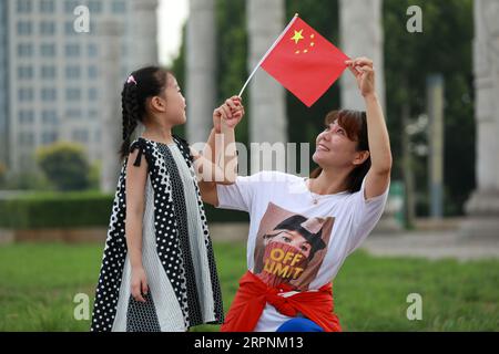 Luannan County, China - 11. Juli 2019: Eine junge Mutter war mit einem kleinen Mädchen im Park, Luannan County, Provinz Hebei, China Stockfoto