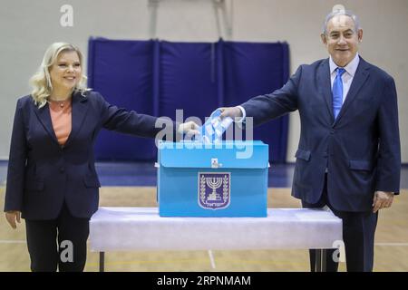 News Bilder des Tages 200302 -- JERUSALEM, 2. März 2020 -- der israelische Premierminister Benjamin Netanjahu und seine Frau Sara stimmen am 2. März 2020 in einem Wahllokal in Jerusalem. Die Israelis begannen am Montag zum dritten Mal in weniger als einem Jahr mit der Stimmabgabe bei den Parlamentswahlen. Marc Israel Sellem/JINI über Xinhua MIDEAST-JERUSALEM-NETANYAHU-PARLAMENTSWAHLEN ShangxHao PUBLICATIONxNOTxINxCHN Stockfoto