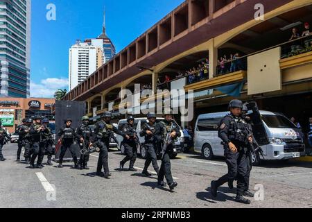 200302 -- MANILA, 2. März 2020 -- Mitglieder der Spezialwaffen und -Taktiken der philippinischen Nationalpolizei PNP-SWAT umgeben die V-Mall, als sie auf einen Geiselnahme- und Schießvorfall in der San Juan City of Metro Manila, den Philippinen, am 2. März 2020 reagieren. Ein Schütze nahm etwa 30 Geiseln in einem Einkaufszentrum in der San Juan City of Metro Manila und eine Person wurde erschossen, sagte ein Regierungsbeamter am Montag. PHILIPPINEN-MANILA-MALL-GEISEL ROUELLExUMALI PUBLICATIONxNOTxINxCHN Stockfoto