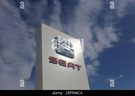 Oviedo, Spanien. September 2023. Das Sitzzeichen bei einem Händlerbetrieb beim Verschwinden der Marke SEAT AS am 4. September 2023 in Oviedo, Spanien. (Foto: Alberto Brevers/Pacific Press) Credit: Pacific Press Media Production Corp./Alamy Live News Stockfoto