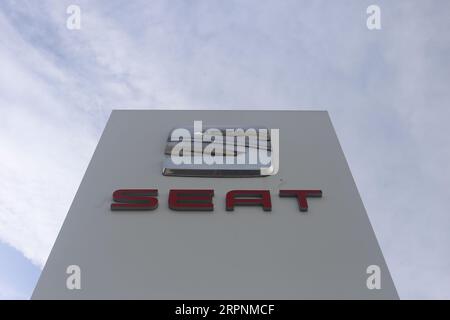 Oviedo, Spanien. September 2023. Das Sitzzeichen bei einem Händlerbetrieb beim Verschwinden der Marke SEAT AS am 4. September 2023 in Oviedo, Spanien. (Foto: Alberto Brevers/Pacific Press) Credit: Pacific Press Media Production Corp./Alamy Live News Stockfoto