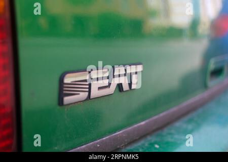 Oviedo, Spanien. September 2023. Die Sitzmarke eines Arona-Modells während des Verschwindens von Seat als Marke am 4. September 2023 in Oviedo, Spanien. (Foto: Alberto Brevers/Pacific Press) Credit: Pacific Press Media Production Corp./Alamy Live News Stockfoto