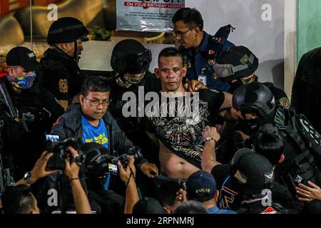 200302 -- MANILA, 2. März 2020 -- Polizisten und Sicherheitskräfte greifen den Geiselnehmer Archie Paray C während des Geiselnahmen- und Schießvorfalls in San Juan City, Metro Manila, Philippinen, am 2. März 2020. Die philippinische Polizei beendete am Montag einen 10-stündigen Geiselfall in Metro Manila und überzeugte den Schützen, alle Geiseln zu befreien und sich den Behörden zu übergeben. Etwa 30 Menschen, die von dem bewaffneten Mann als Geisel genommen wurden, wurden freigelassen und verließen die V-Mall in der San Juan City of Metro Manila. PHILIPPINEN-MANILA-GEISELFALL ROUELLExUMALI PUBLICATIONxNOTxINxCHN Stockfoto