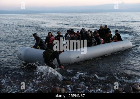 News Bilder des Tages 200302 -- LESBOS, 2. März 2020 -- Foto aufgenommen am 2. März 2020 zeigt Flüchtlinge und Migranten, die nach der Ankunft in Skala Sikaminias auf der Insel Lesbos, Griechenland, von einem Boot kommen. Bis Montag haben mindestens fünf Boote mit rund 200 Personen Lesbos erreicht, während seit Sonntag rund 1.000 Flüchtlinge und Migranten auf den östlichen Inseln der Ägäis gelandet sind, berichtete die griechische nationale Nachrichtenagentur AMNA. Griechenland hat am Sonntag beschlossen, die Abschreckung an seinen Grenzen auf das Maximum zu erhöhen, da das Land mit einem bevorstehenden Anstieg des Flüchtlings- und Migrantenzustroms konfrontiert ist Stockfoto