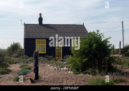 Prospect Cottage war früher die Heimat des Regisseurs und Künstlers Derek Jarman an der Küste in Dungeness, Kent. England Großbritannien Stockfoto